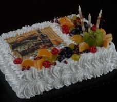 Торт с фруктами и вафельной картинкой