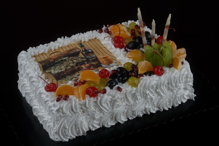 Торт с фруктами и вафельной картинкой